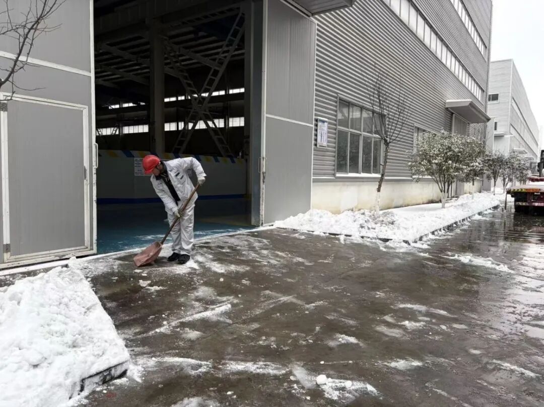 松羽集团党员厂区雪地铲雪作业实拍